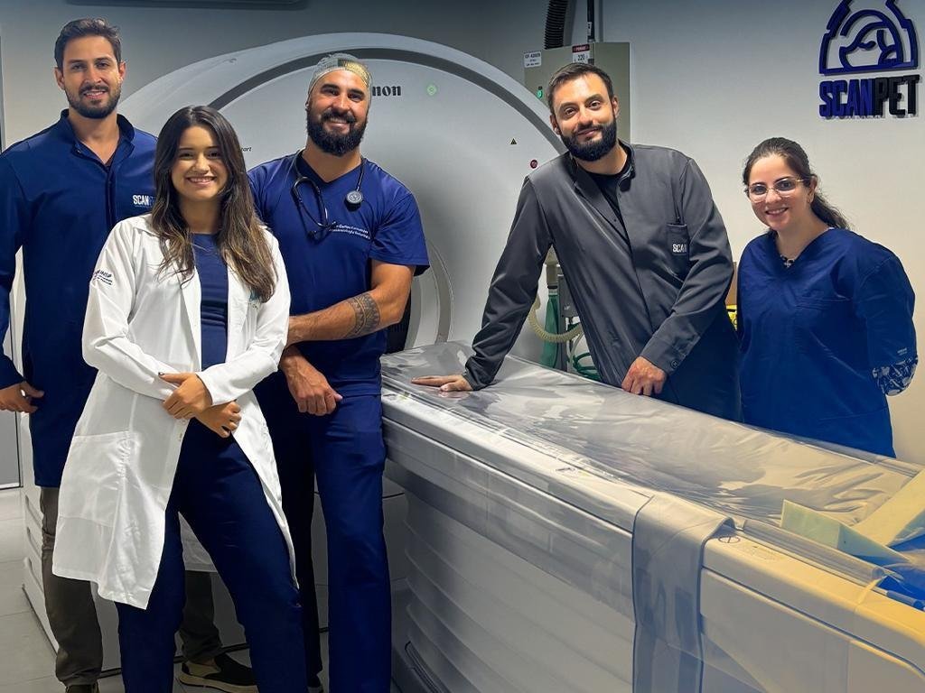 Equipe ScanPet ao lado do tomógrafo na unidade de Sorocaba