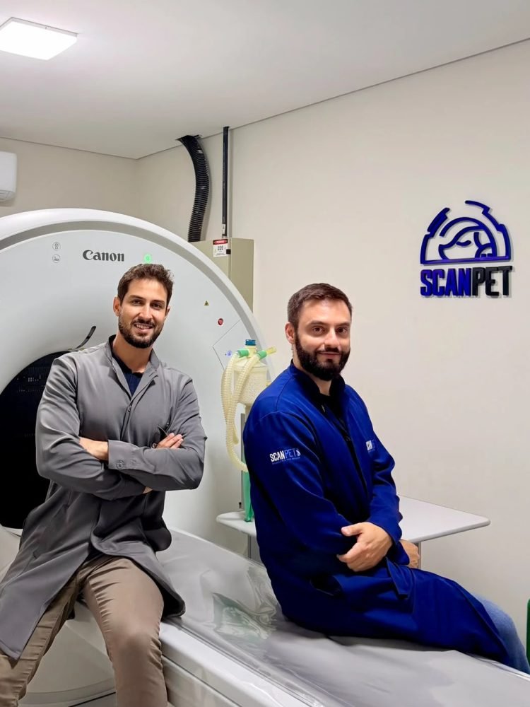Os sócios da ScanPet ao lado do tomógrafo da unidade fixa
